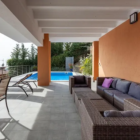 House In A Garden With View 빌라 *